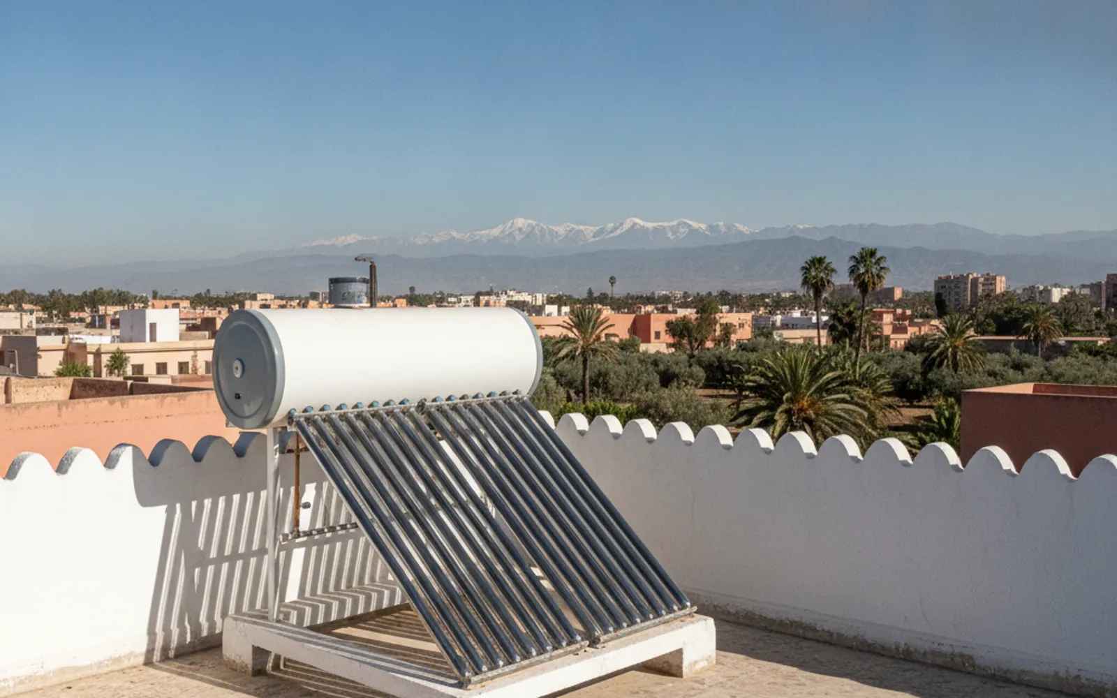Chauffe-eau solaire à capteurs plans sur la terrasse d'une maison